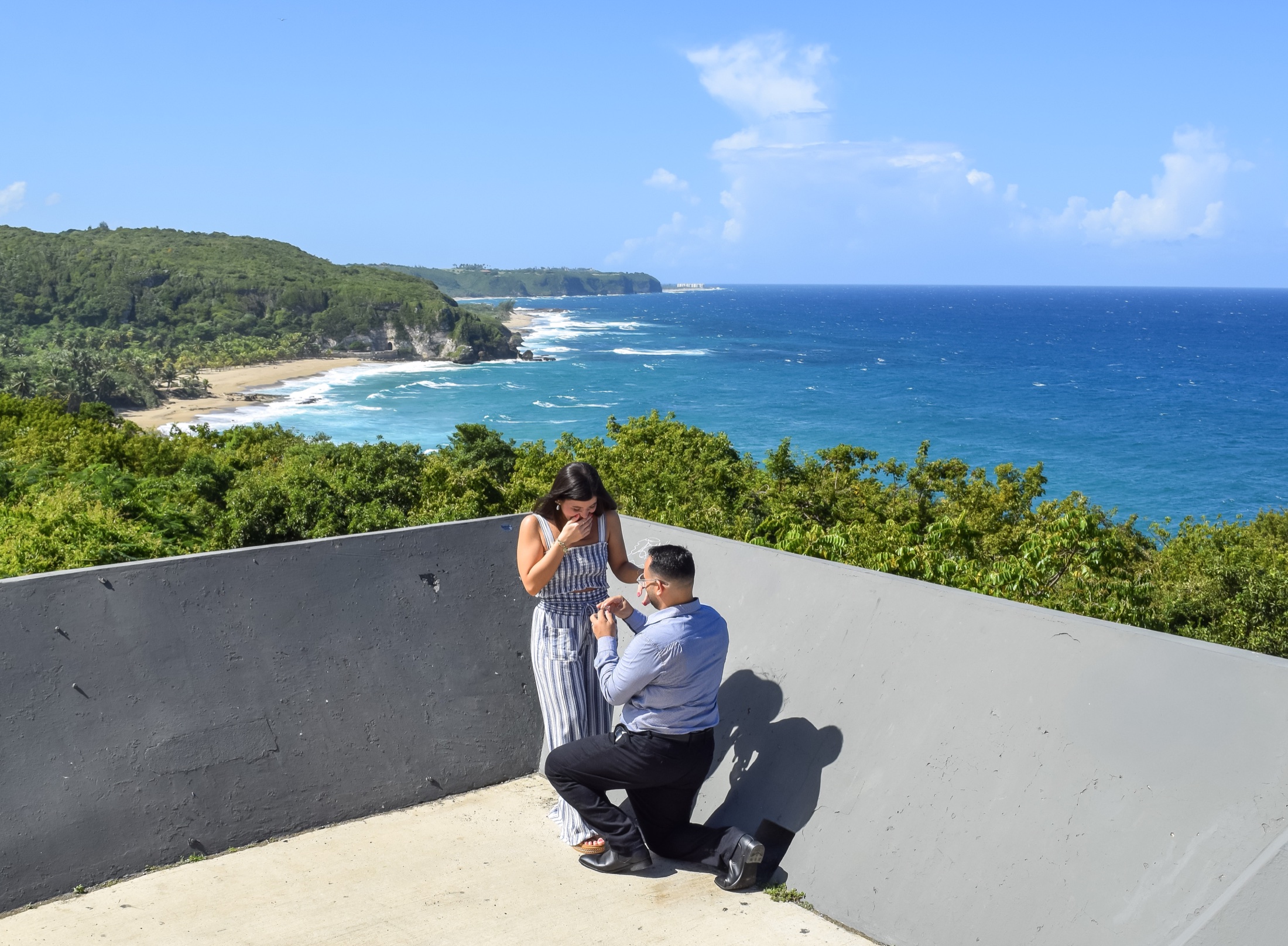 Jann proponiéndole matrimonio a Maria frente a la costa de Puerto Rico